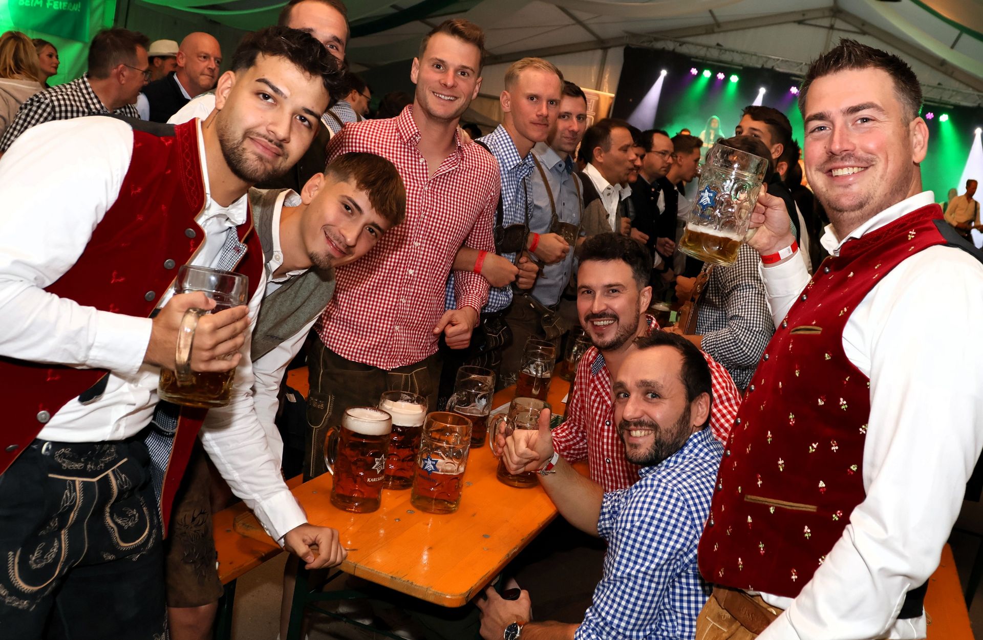 Gute Laune beim Oktoberfest 2025 im Festzelt vor dem Rathaus. Foto: Ralf Mohr/Stadt Lebach